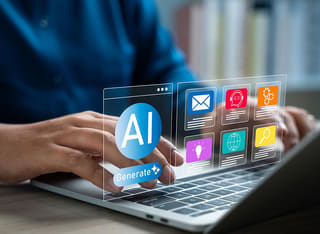 شخص حديث العهد بسوق العملات الرقمية يستكشف مبادئ التداول الآلي المعتمد على الذكاء الاصطناعي