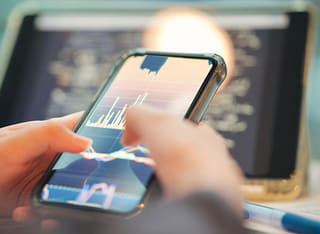 مستثمر يراجع وضوح إجراءات تحويل الأموال وسحبها